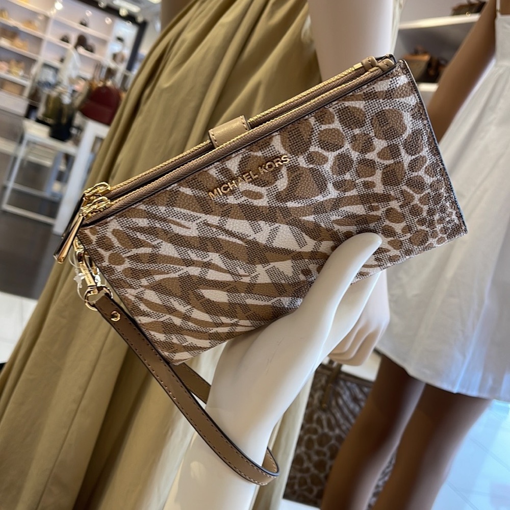 MICHAEL KORS LARGE DOUBLE ZIP WRISTLET WALLET PHONE CASE CLUTCH 
Camel Multi - Picture 9 of 16